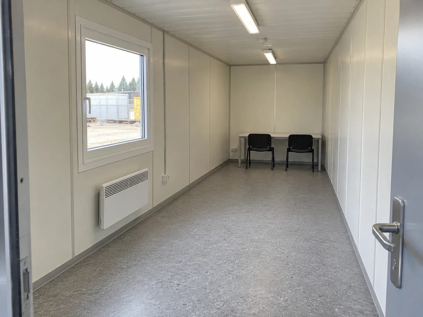 Innenraum eines Bürocontainers mit Schreibtisch, zwei Stühlen und hellem Boden – KI-generiertes Symbolbild
